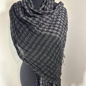 Miley Cyrus Grey / Black Patterned Scarf   8349